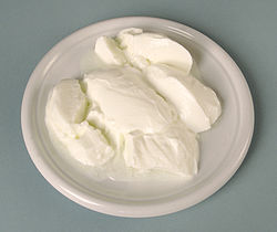 Yogur extendido en un plato.
